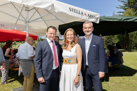 Landeshauptmann-Stellvertreterin Anja Haider-Wallner (Mitte) und Landesrat Heinrich Dorner (r.) gratulierten Bürgermeister Martin Karall (l.) zum Jubiläum.