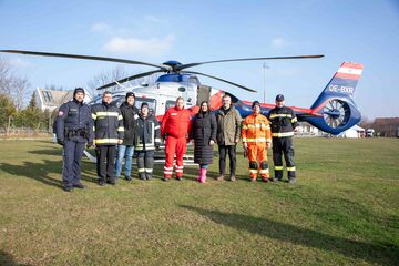 LH-Stv.in Mag.a Astrid Eisenkopf und LR Mag. Heinrich Dorner mit den Einsatzkräften und Behördenvertretern