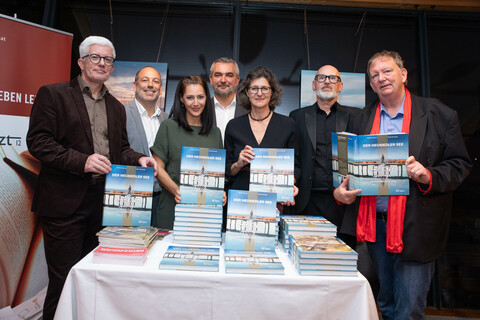 Landesrat Heinrich Dorner, Fotografin Birgit Machtinger, (3. v.l.), Autorin Brigitte Krizsanits (3.v.r.), DI Christian Sailer (2.v.r.), Abteilungsvorstand-Stellvertreter Hauptreferatsleiter Wasserwirtschaft, WHR DI Karl Maracek (l.), Leiter Referat Referat Hydrographie, Neusiedler See, und Baudirektor DI (FH) Wolfgang Heckenast (2.v.l.)und Horst Horvath (r.), Edition Lex Liszt 12 bei der Buchpräsentation im Seerestaurant Katamaran in Rust