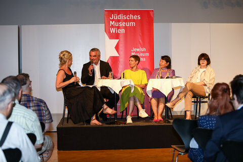 Diskutierten über das jüdische Burgenland (v.l.): Moderatorin Barbara Tóth, Landesrat Heinrich Dorner, Historikerin und Direktorin des Jüdischen Museum Wien Barbara Staudinger, IKG-Vizepräsidentin Claudia Prutscher und Autorin Margaretha Kopeinig