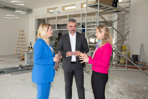 Bildungslandesrätin Daniela Winkler, CERAMICO-Geschäftsführerin und Schuldirektorin Anita Wolf und Infrastrukturlandesrat Heinrich Dorner machten sich ein Bild über den Baufortschritt des neuen Schülerheimes