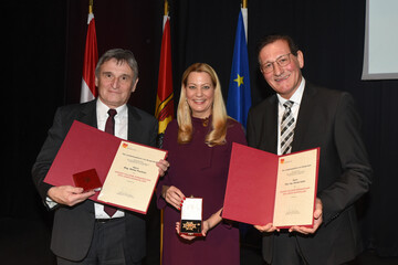 Landesrätin Daniela Winkler überreichte Walter Paulhart und Gerald Hüller das Goldene Ehrenzeichen das Landes Burgenland