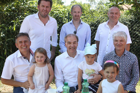 Bürgermeister Robert Marlovits (Schachendorf), Landesrat Leonhard Schneemann, Bürgermeister Joachim Radics (Markt Neuhodis) (vorne v.l.), Bürgermeister Bernhard Herics (Schandorf), Vizebürgermeister Thomas Stefanits (Schachendorf) und Vizebürgermeister Ronald Muhr (Markt Neuhodis) (hinten v.l.) mit den Kindern Mila Schranz, Nora Stummvoll und Elena Erdödi.