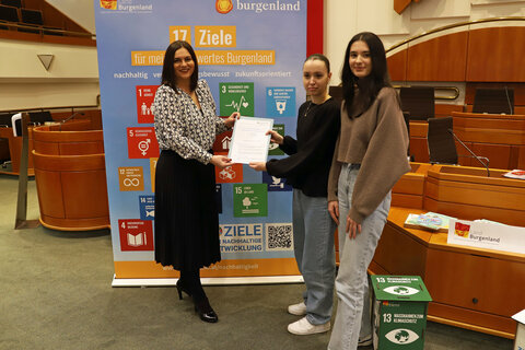 Zwei Schülerinnen der HAK Frauenkirchen mit ihrem Klimavertrag und Landeshauptmann-Stv. Mag.a Astrid Eisenkopf (l.).