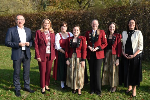 Landesobmann Peter Reichstädter (l.) und Landesrätin Daniela Winkler (2.v.l.) gratulierten den Mitgliedern des Musikvereines Zillingtal.