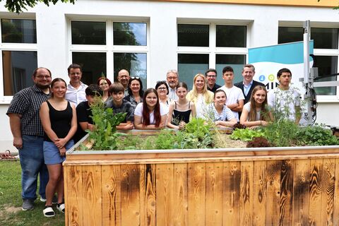 Daniela Winkler informiert sich in der Mittelschule Horitschon über das Gemüsebeet, das im Rahmen des Projekts „Smart Farming & Green Energy“ mit modernster FarmBot-Technologie bewirtschaftet wird.