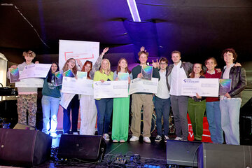 LRin Mag.a (FH) Daniela Winkler mit SongChallenge-Sieger P4ULY, den weiteren Preisträger*innen Benjamin Gedeon, Sofia Reyna, Corena und Lisa Seidl sowie den Newcomer-Preisträger*innen Varvara Ivonchyk, Prabhnoor und LiAN.