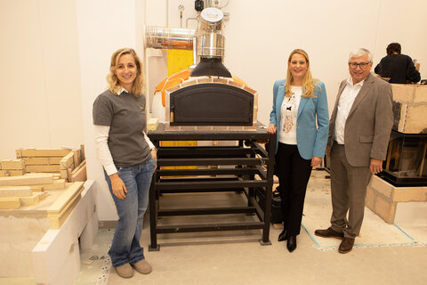 Direktorin DI (FH) Anita Wolf, Bildungslandesrätin Mag.a (FH) Daniela Winkler und Schuladministrator Prof. Mag. Thomas Pickl (v.l.).