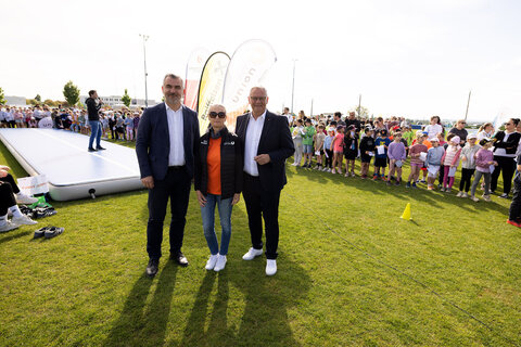 Sportlandesrat Mag. Heinrich Dorner (r.) eröffnete gemeinsam mit Sportunion Burgenland-Vizepräsidentin Silvia Mayerhofer (Mitte) und Eisenstadts Bürgermeister Landtagsabgeordneten Mag. Thomas Steiner (l.) das 24. Inklusive Spiel- und Sportfest auf der Leichtathletikarena in Eisenstadt.