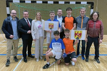 v.l. Vize-Bgm. Istvan Déli, HTL-Dir. DI Thomas Schober (5.v.l.), LRin Mag.a (FH) Daniela Winkler, Schulqualitätsmanager MMag. Bernd Hochwarter und Organisator Mag. Fritz Haider- Kroiss (ganz re.) mit Spielern der beiden Burgenland-Teams und Betreuer