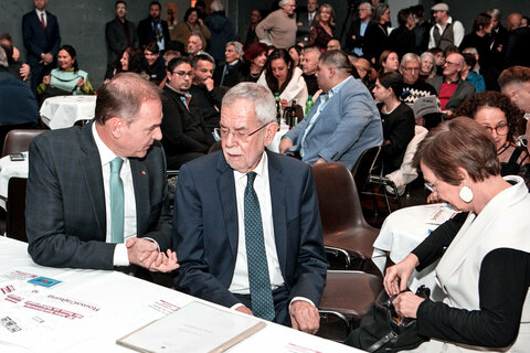 Landesrat Dr. Leonhard Schneemann mit Bundespräsident Dr. Alexander Van der Bellen (v.l.) bei der 30-jährigen Jubiläumsfeier.