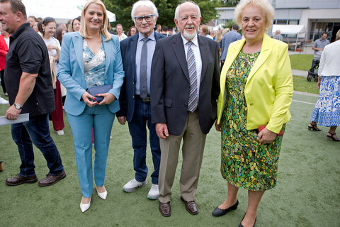 Bildungslandesrätin Mag.a (FH) Daniela Winkler und Landtagsabgeordnete Verena Dunst (v.l.) mit zwei den zwei Vorgängern von Direktor Wagner, die ehemaligen Direktoren der Handelsakademie und Handelsschule Stegersbach, Otto Konrath und Andreas Haider (Mitte, v.l.).