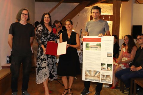 Christina Horner, Christoph Hinterleitner und Tibor Tarcay von SOLID Architecture wurden von Landeshauptmann-Stellvertreterin Mag.a Astrid Eisenkopf mit dem Architekturpreis ausgezeichnet.