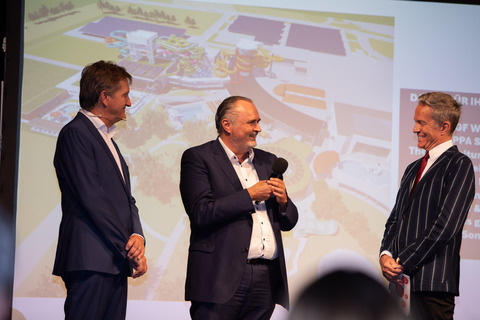 Gute Stimmung: Landeshauptmann Hans Peter Doskozil mit Sonnentherme-Geschäftsführer Werner Cerutti bei der Eröffnung des Lustspielhauses, Alfons Haider moderierte die Veranstaltung