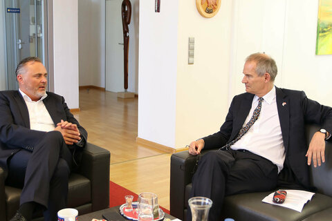Landeshauptmann Hans Peter Doskozil und S.E. Leigh Turner CMG, Botschafter des Vereinten Königreichs in Österreich, im freundschaftlichen Gespräch