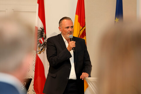 Landeshauptmann Hans Peter Doskozil bei seiner Begrüßungsrede  beim Botschafterempfang im Martinsschlössel in Donnerskirchen