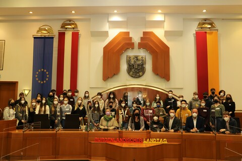 Die heutigen „Jungabgeordneten“ mit der Landtagsabgeordneten Klubobfrau Regina Petrik und KZ-Gedenkstätte Mauthausen-Leiterin Barbara Glück, (1. Reihe, v.l.) sowie Jonathan Dorner, der über seinen Auslandsdienst informierte und den Landtagsabgeordneten Klubobmann Robert Hergovich und Johannes Mezgolits (1. Reihe v.r.) und den Pädagoginnen Katrin Horvath und Birgit Steiner (letzte Reihe, 1. und 2. v.r.);