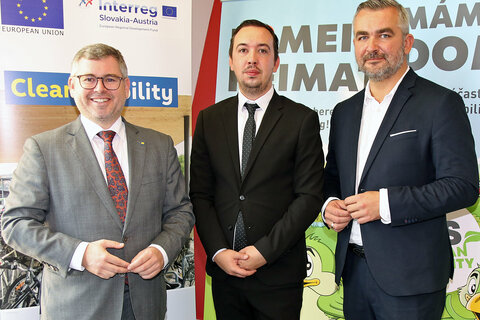 Infrasturkturlandes Heinrich Dorner (r.) mit dem niederösterreichischen Landesrat Ludwig Schleritzko (l.) und Matus Kuzel, Geschäftsführer BID-Integrierter Verkehr Bratislava.