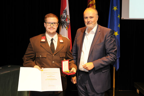 Landeshauptmann Hans Peter Doskozil mit dem Lebensretter Martin Strobl