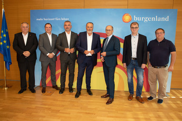 Informierten über die Neuorganisation des öffentlichen Busverkehrs im Burgenland (v.l.): Wolfgang Werderits, Geschäftsführer der Verkehrsbetriebe Burgenland GmbH, Paul Blaguss, geschäftsführender Gesellschafter der Blaguss Gruppe, Verkehrslandesrat Mag. Heinrich Dorner, Landeshauptmann Hans Peter Doskozil, Hubert Kuzdas, Regionalmanger Ost in der Postbus AG, Werner Gumprecht, Geschäftsführer der Dr. Richard Gruppe und Günther Glöckl, Geschäftsführer der Sonnenland Draisinentour GmbH