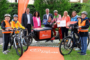 LAndesrätin Winkler und Landesrat Dorner begrüßen die Schülerinnen der Radfreude Schultour in Eisenstadt