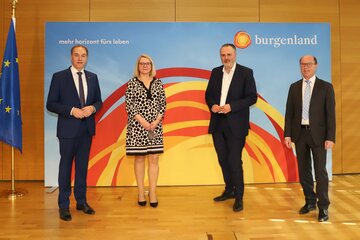Landeshauptmann Mag. Hans Peter Doskozil (2. v.r.) und Landesrat Dr. Leonhard Schneemann (l.) präsentierten den neuen Burgenländischen Sozial- und Klimafonds im Beisein von Bezirkshauptmann WHR Mag. Klaus Trummer (r.) und OARin Gabriele Wagner, Leiterin des Referats für Interne Revision und Compliance im Amt der Burgenländischen Landesregierung (2. v.l.), die für die operative Abwicklung dieses Projektes zuständig sind.