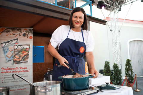 Landeshauptmann-Stellvertreterin Astrid Eisenkopf präsentierte dem Publikum ihren selbst gekochten Sterz.