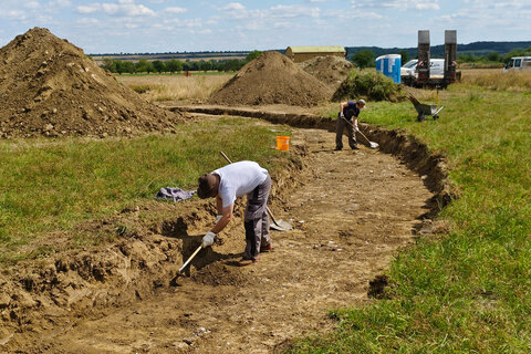Astrid und Wilfried Tögel von der ARCHÄOLOGIE BURGENLAND beim händischen Überputzen der Grabungsfläche.