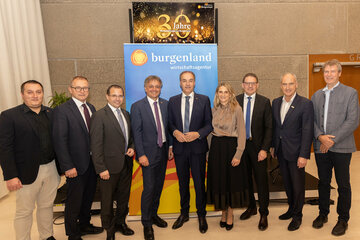 Gruppenbild anlässlich der Jubiläumsfeier mit (v.l.) AK Burgenland Vizepräsident Bernd Weiss, Landesholding Burgenland Geschäftsführer Mag. Hans Peter Rucker, Wirtschaftskammerpräsident Andreas Wirth, Wirtschaftsagentur Burgenland Geschäftsführer Michael Gerbavsits, Landesrat Dr. Leonhard Schneemann, Hannelore Halwax, MBA Wirtschaftsagentur Burgenland, Landesholding Burgenland Geschäftsführer Univ. Prof. Dipl.-Ing. Dr. Gerald Goger, Joanneum Research Geschäftsführer DI Dr. Heinz Mayer, IV Burgenland Vizepräsident DI Christian Strasser.