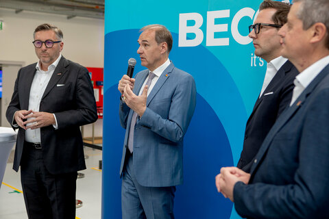 Landesrat Dr. Leonhard Schneemann (2.v.) im Zuge der Podiumsdiskussion mit Direktor Diplomkaufmann Dr. Harald Schermann (Wirtschaftskammer Burgenland), Ing. Mag. Johannes Bock (BECOM Management) und HTL Pinkafeld-Schulleiter Professor DI Dr. Wilfried Lercher, MA (v.l.).