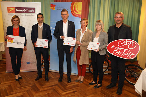 Landesrat Heinrich Dorner (r.) und Christine Zopf-Renner (l.) gratulierten Vorstandsvorsitzendem Stefan Sharma (2.v., Burgenland Energie), Robert Maurer nd Carla Schmirl (Krankenhaus Barmherzige Brüder Eisenstadt) und Personalleiterin Birgit Kollmann-Bieler (Reduce Gesundheitsresort Bad Tatzmannsdorf (v.l.).