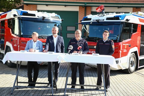 Bei der Vorstellung der neuen Einsatzfahrzeuge: (v.l.)  Bürgermeister Michael Lampel, Feuerwehrreferent Landesrat Heinrich Dorner, Kommandant der FF Neufeld Martin Mittnecker und Zugskommandant Florian Nechansky