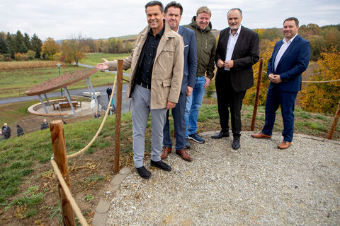 Burgenland Tourismus-Geschäftsführer Didi Tunkel, Bürgermeister Bernhard Herics, BA, MA, Mag. Nikolaus Franz Leiter der Arbeitsgruppe Archäologie Burgenland, KBB), Landeshauptmann Hans Peter Doskozil und Vizebürgermeister Werner Gabriel (v.l.) über dem neuen Hügelgräberfelder-Multimedia-Schauraum in Schandorf.