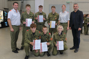 Feuerwehrreferent Landesrat Mag. Heinrich Dorner mit der Bewerbsgruppe aus Wulkaprodersdorf im Rahmen des Wettbewerbs um das Feuerwehrjugend-Leistungsabzeichen in Gold beim Landesfeuerwehrkommando Burgenland in Eisenstadt