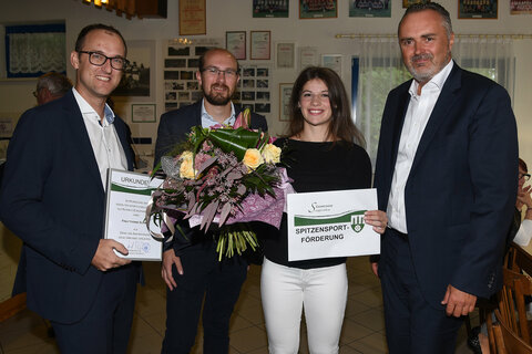 Landeshauptmann Hans Peter Doskozil gratulierte Kickboxerin Yvonne Schmidl im Beisein von Bürgermeister Andreas Gradwohl und Vizebürgermeister Andreas Bauer zu ihrem Erfolg bei der Nachwuchs-EM.