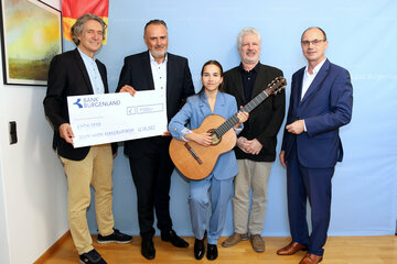 Scheckübergabe bei Landeshauptmann Doskozil. v.l.: JHK-Direktor Gerhard Krammer, LH Hans Peter Doskozil, Polina Ventskovska, Tibor Nemeth, Institut für Haydn- und Lisztforschung, JHK-GF Franz Steindl