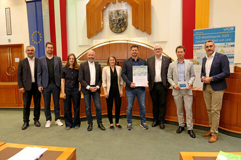 Landesrat Heinrich Dorner übergibt den VCÖ Mobilitätspreis mit Vertretern von VOR und ÖBB an die Forschung Burgenland