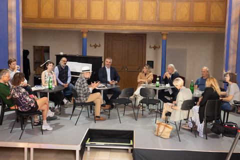 In der ehemaligen Synagoge Kobersdorf wurden am Donnerstag die Theaterproduktion „Der hölzerne Reifen – Die späte Heimkehr des Herrn Glück“ vorgestellt.