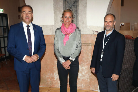 Landesrat Dr. Leonhard Schneemann mit ÖGKJP-Präsidentin Professorin Kathrin Sevecke und Chefarzt Dr. Roland Grassl (KJP Nord).