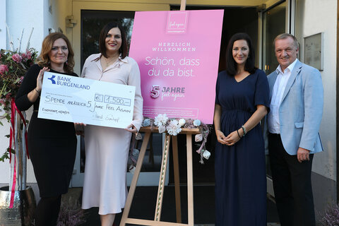 Landeshauptmann-Stellvertreterin Astrid Eisenkopf und Neufelds Bürgermeister Michael Lampel gratulierten Fotografin Birgit Machtinger (2.v.r.) und die Make-up-Artist Catharina Flieger (l.) zum 5-jährigen Bestehen des gemeinnützigen Vereins „feel again“. Eisenkopf überreicht einen Scheck über 1500 Euro.