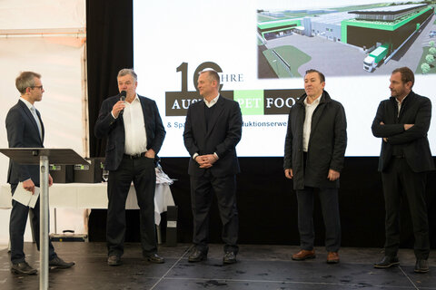 (v.l.n.r.) Moderator Martin Ganster im Gespräch mit Mag. Otto Bruckner (Projektinitiator für Austria Pet Food), Dr. Georg Schoenbauer (Vorstand Athena Burgenland AG), Michael Hehn (Geschäftsführer der Pet Food Holding GmbH & Co KG) und Vorstand Klaus Mittermeier (Mühldorfer Nutrition AG)