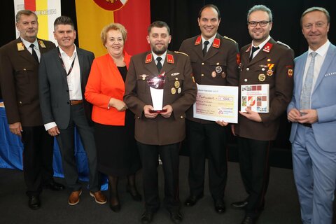 Landesfeuerwehrkommandant Alois Kögl, Landtagspräsidentin Verena Dunst (v.l.) und Landeshauptmann-Stellvertreter Johann Tschürtz (2.v.r.) sowie Mitgliedern FF Mannersdorf.
