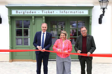 Landesrat Dr. Leonhard Schneemann mit Burgkoordinator Mag. Norbert Darabos und Mag.a Claudia Priber, Geschäftsführerin der Kulturbetriebe Burgenland.
