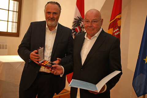 Landeshauptmann Hans Peter Doskozil übergab an Wolfgang Böck das Komturkreuz des Landes Burgenland.