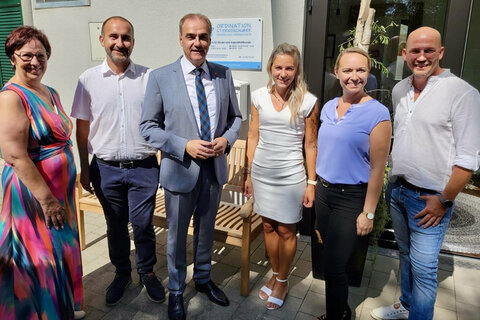 Landesrat Dr. Leonhard Schneemann bei der Eröffnung der neuen Ordination von Kinderärztin Dr. Andrea Koch in Großpetersdorf.