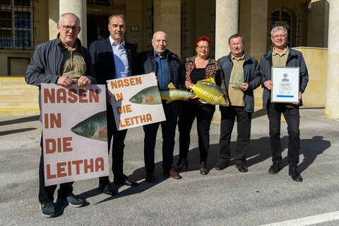 Preisübergabe an den Sportfischereiverein Bruckneudorf für das Projekt „Nasen in die Leitha“ Wolfgang Turek, LR Dr. Leonhard Schneemann, ÖKF Präsident Helmut Belanyecz, ÖKF GFin Sonja Behr, Obmann SFV Bruckneudorf Erich Bezlanovits, Gerhard Brauner