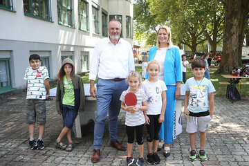 LH Hans Peter Doskozil und LRin Mag.a (FH) Daniela Winkler mit Kindern des Feriencamps in Pinkafeld.