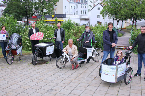 Verkehrslandesrat Heinrich Dorner und Bürgermeisterin Ingrid Salamon gaben vor dem Rathaus mit der Übergabe der Räder an die neuen RadlgeberInnen den Startschuss für die Frühjahrssaison