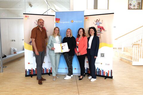 Bildungslandesrätin Daniela Winkler, Daniel Karacsonyi, Projektkoordinator und Christine Schlaffer, SQM für Oberpullendorf bei der Übergabe des Lesegütesiegels.