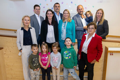 Manuela Müller (Direktorin Volksschule), SQM Daniel Baumann, Michaela Tader (Leiterin Kindergarten), Bgm. Martin Kramelhofer, Landesrätin Daniela Winkler, Vizebgm. Daniel Karacsonyi, Vera Tangl (Direktorin Mittelschule), Amtsleiterin Evelyn Knopf mit Kindern des Bildungscampus Rechnitz.